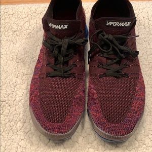 Vapormax Nike burgundy in color